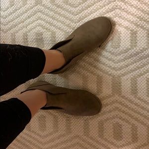 Light brown/grey boots